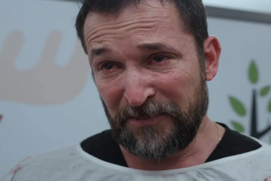 Noah Wyle in una scena di The Pitt