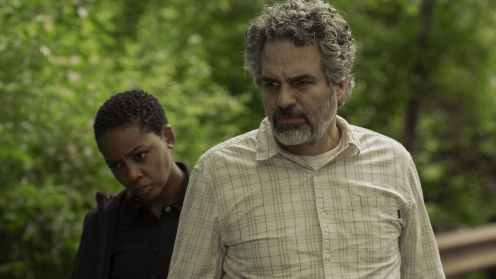 Tom arriva a casa di Maeve dopo i Dark Hearts