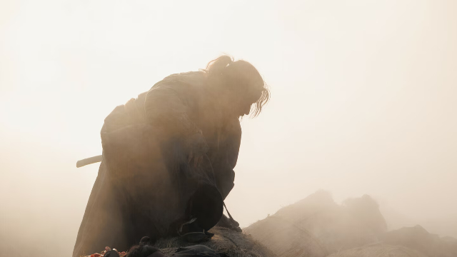 Immerso nella nebbia delle esplosioni il protagonista sembra cercare qualcosa