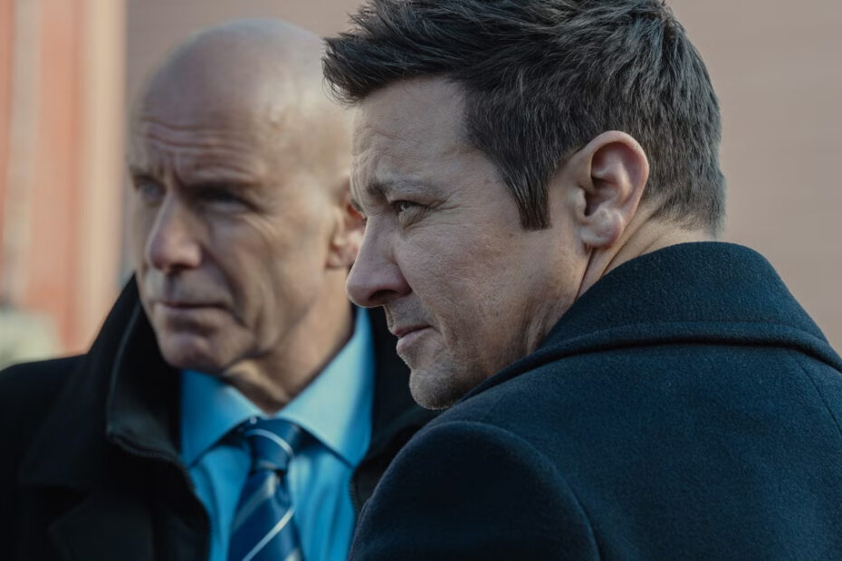 Mike e Ian guardano la città prendere fuoco, in Mayor of Kingstown 4