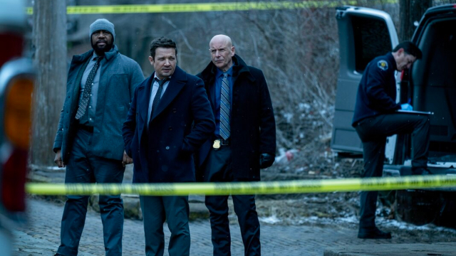 Stevie, Mike e Ian osservano il disastroso intervento di Frank Moses