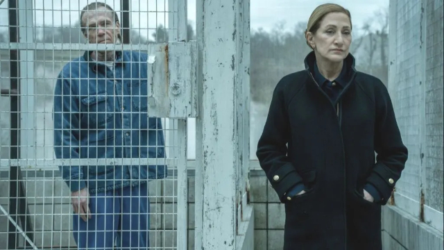 Merle e Hobbs, ciascuno dentro la sua prigione, discutono di amici in comune su Mayor of Kingstown 4