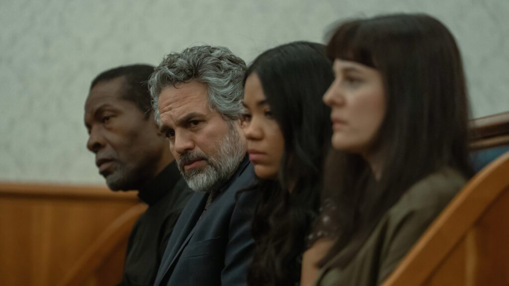 Tom e le sue due figlie al processo di Ethan nel finale di Task