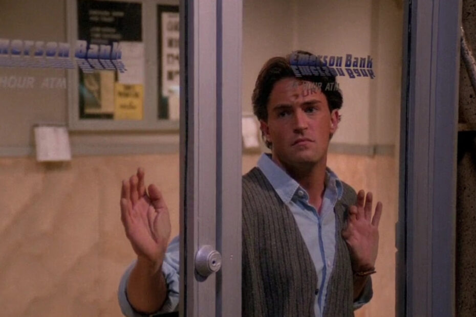 Chandler Bing in una scena iconica di Friends, serie monumento della NBC