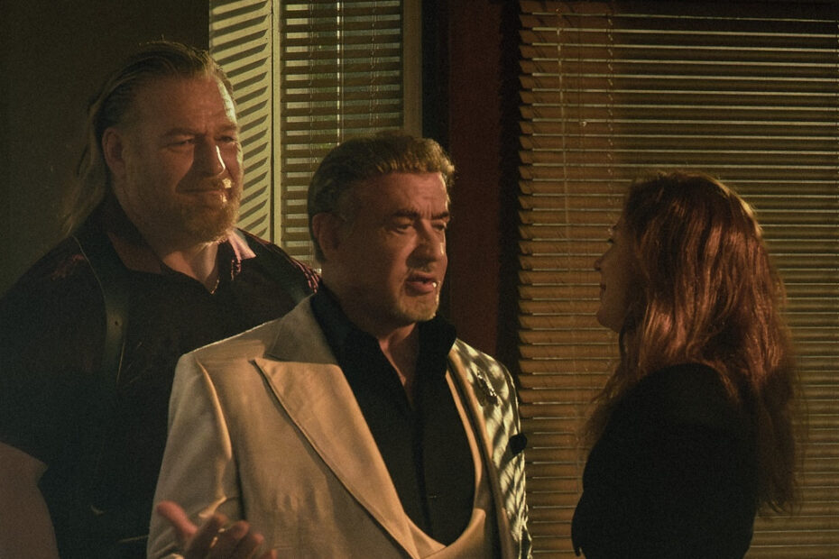 Dwight parla con Margreth mentre Bigfoot ascolta e gli protegge le spalle