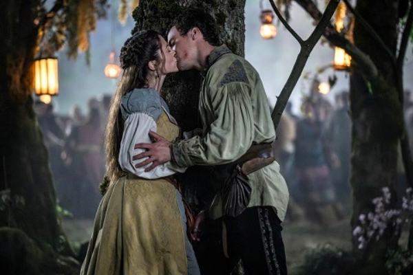 Rob e Marian si baciano nel primo episodio di Robin Hood