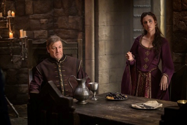 Sean Bean e Lauren McQueen in una scena dello show