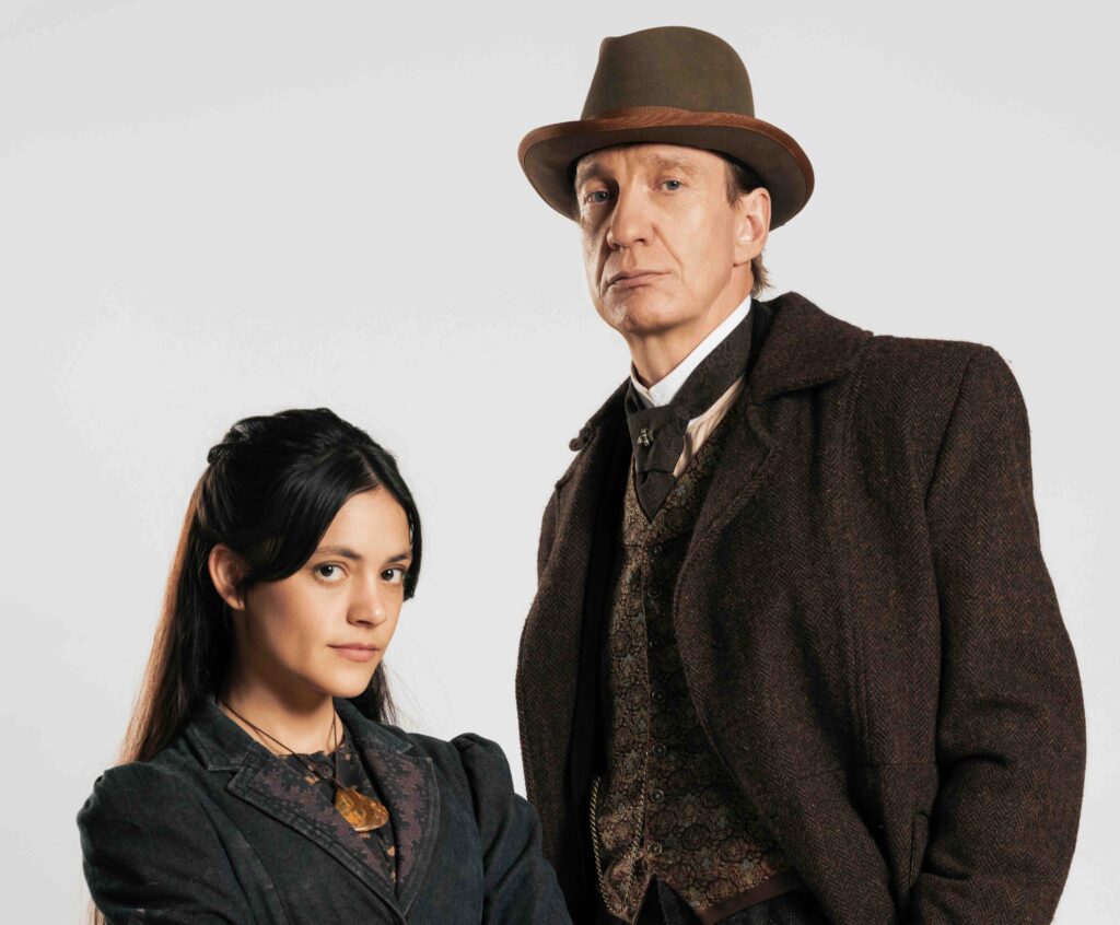 David Thewlis e Blu Hunt in una foto promozionale di Sherlock & Daughter