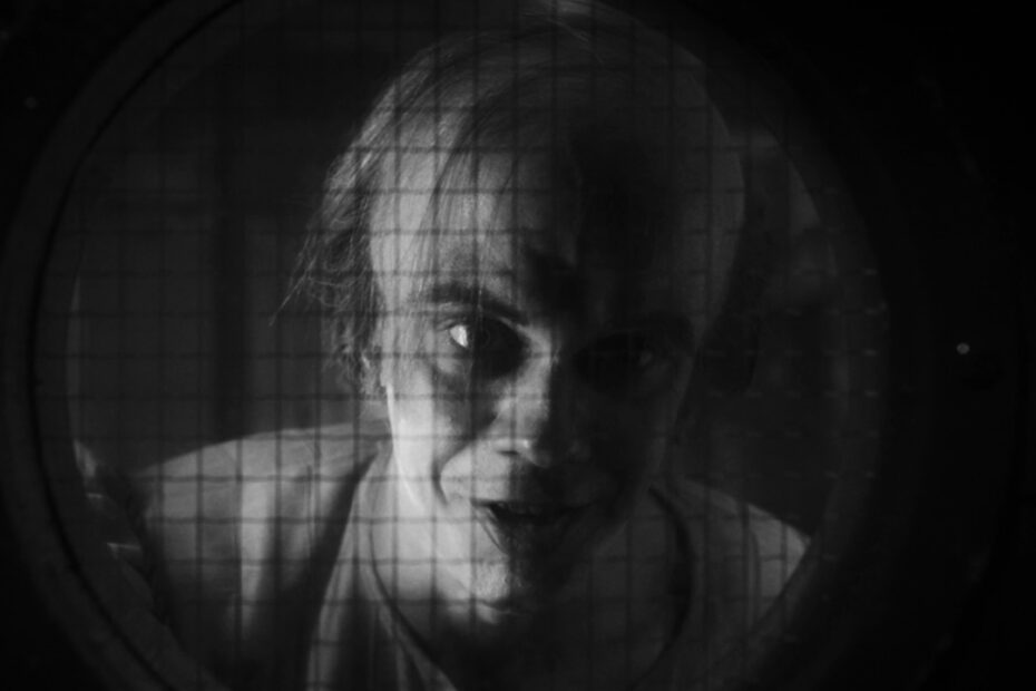 Bob Gray nel sesto episodio di IT: Welcome to Derry - Credits: HBO