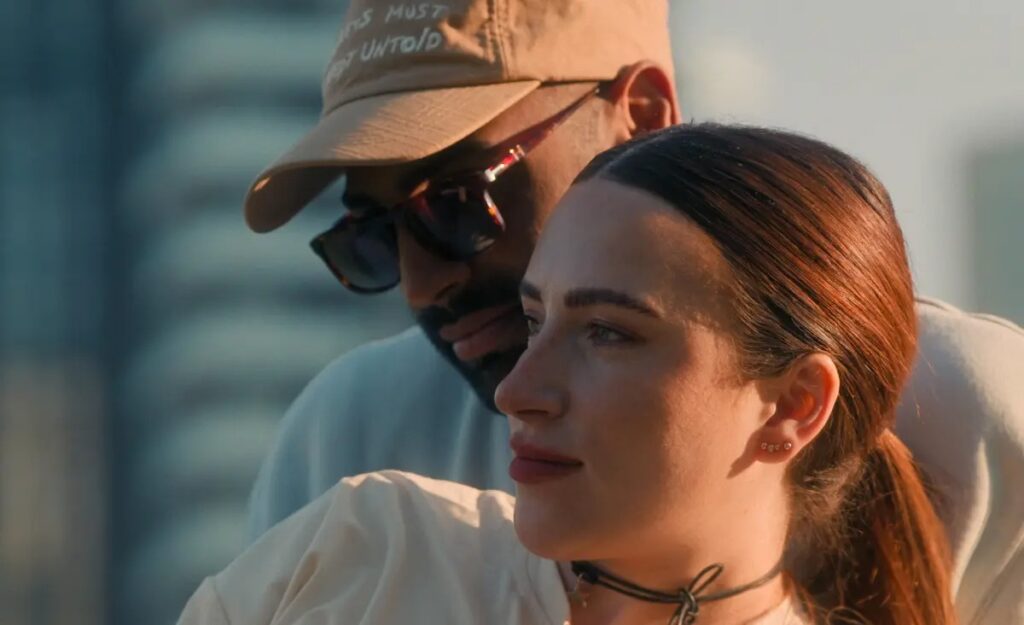 Parminder e Gergana in una scena de L'Amore è Cieco: Italia