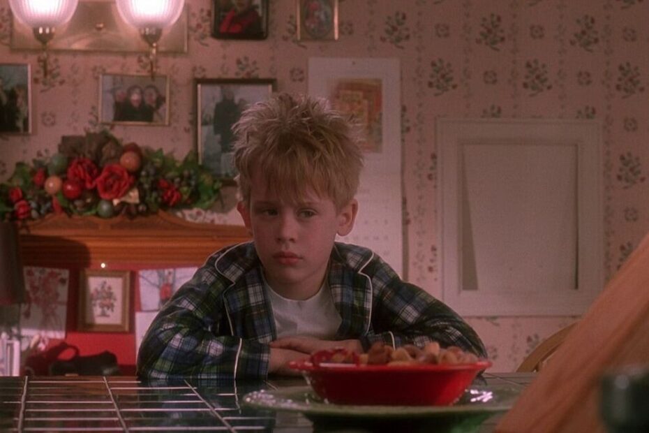 Macaulay Culkin in una scena di Mamma ho Perso L'Aereo, uno dei migliori film da vedere a Natale