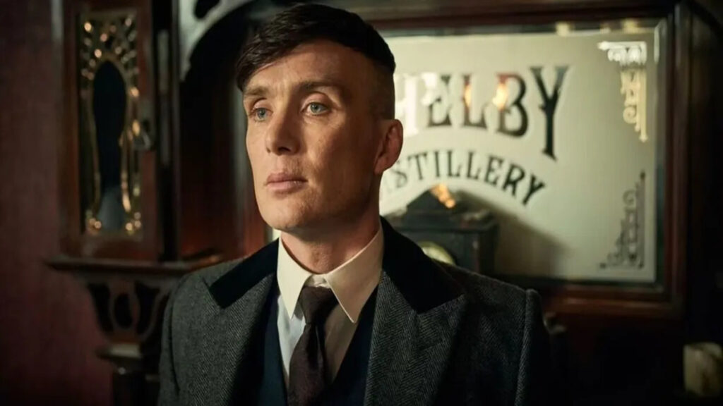 Tommy Shelby in una scena di Peaky Blinders, una delle Serie Tv da vedere su Netflix 