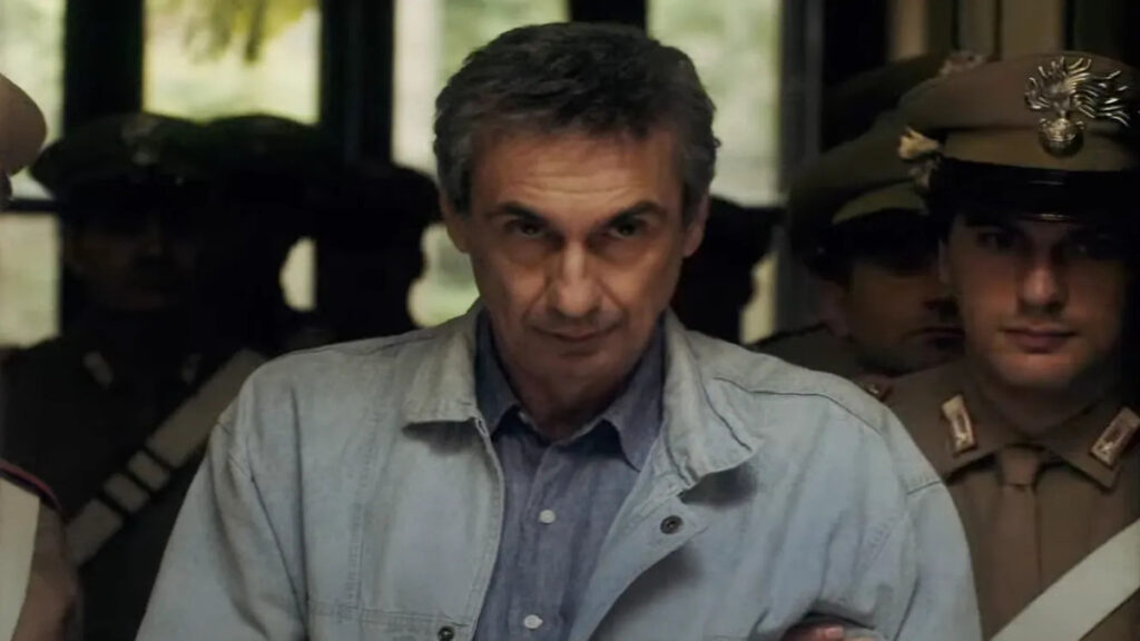 Fabrizio Gifuni in una scena di Portobello, la nuova Serie Tv italiana HBO Max