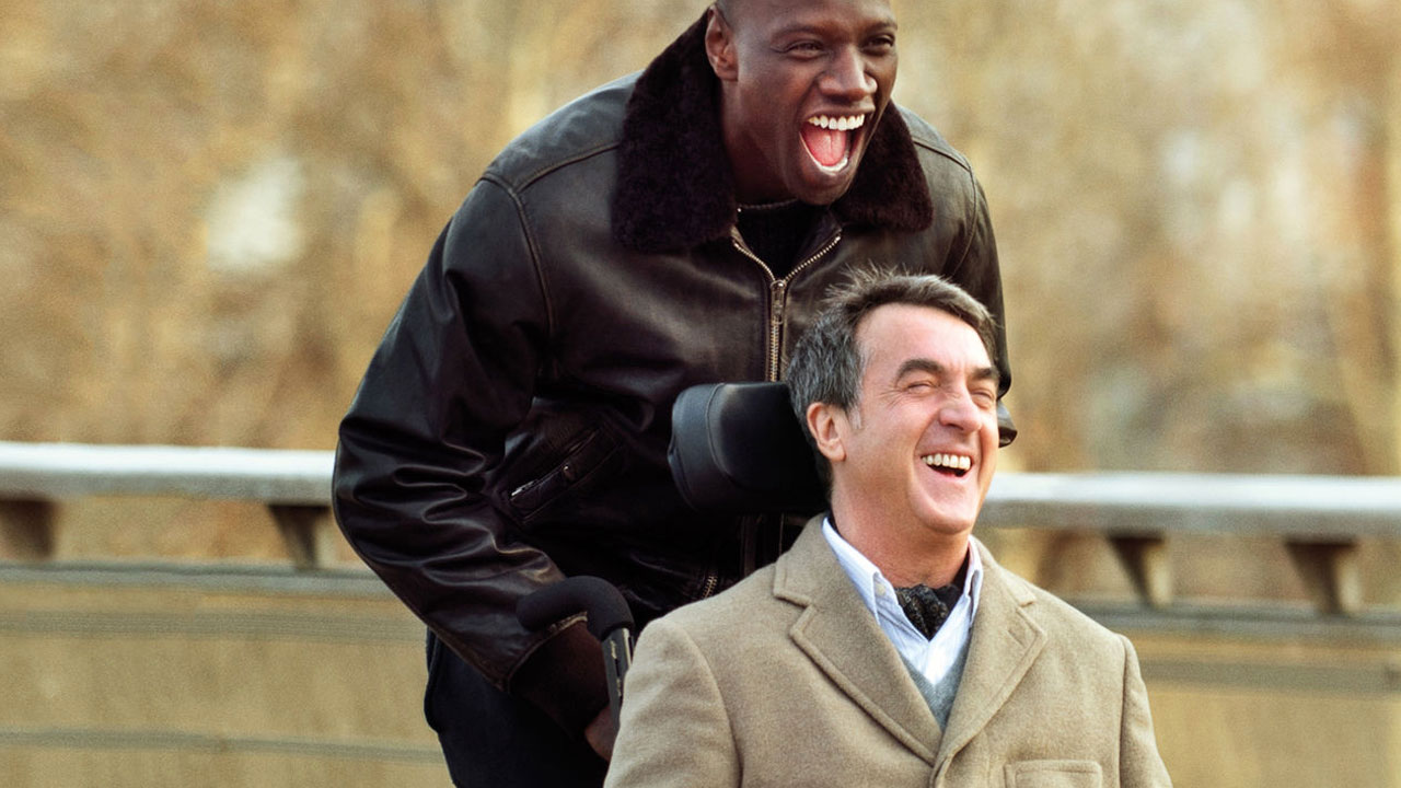 Omar Sy e François Cluzet in una scena del film sull'amicizia Quasi amici