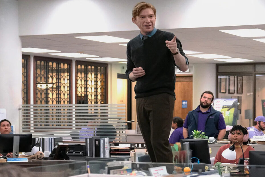 Domhnall Gleeson in una scena di The Paper, presto in arrivo in Italia