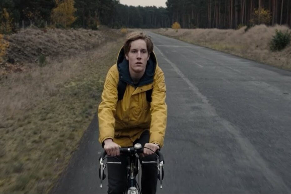 Jonas in una scena di Dark, una Serie Tv da guardare dopo Stranger Things