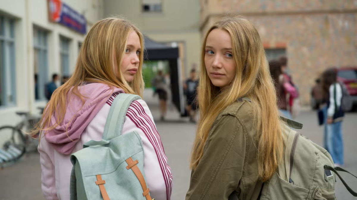 Le due sorelle vanno a scuole all'oscure del fatto che una non tornerà a casa, in Girl Taken