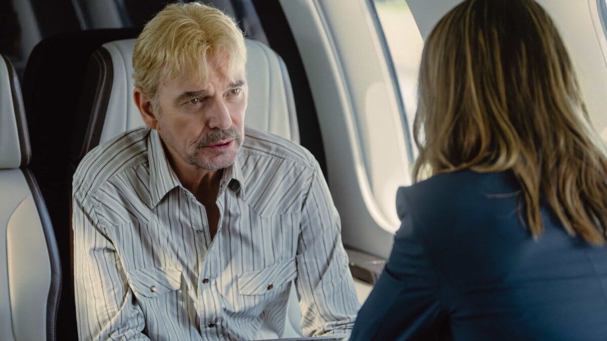 Tommy Norris e Rebecca Falcone di ritorno da Midland in Landman 2x08