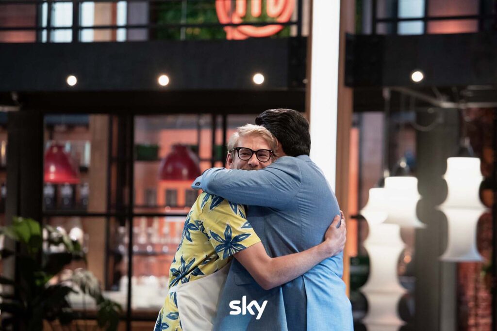 Niccolò riceve la cucina rialzata e abbraccia Cannavacciuolo a MasterChef 15 - Immagini concesse da Sky Italia