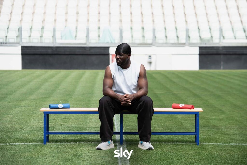 Franco in panchina in esterna a MasterChef 15 - Immagini concesse da Sky Italia