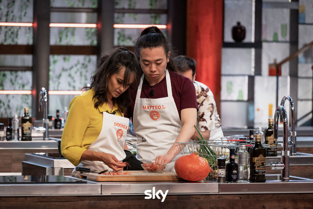 Dounia e Matteo Lee cucinano insieme a MasterChef 15 - immagini concesse da Sky Italia