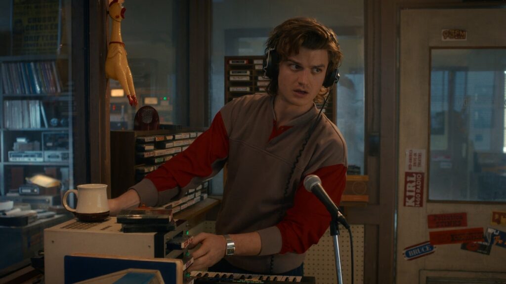 Joe Keery in una scena di Stranger Things, una delle migliori serie tv