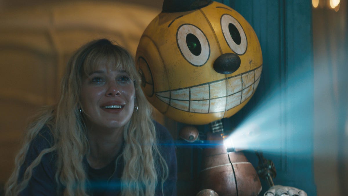 Millie Bobby Brown in una scena di The Electric State, nominato ai Razzie Awards 2026