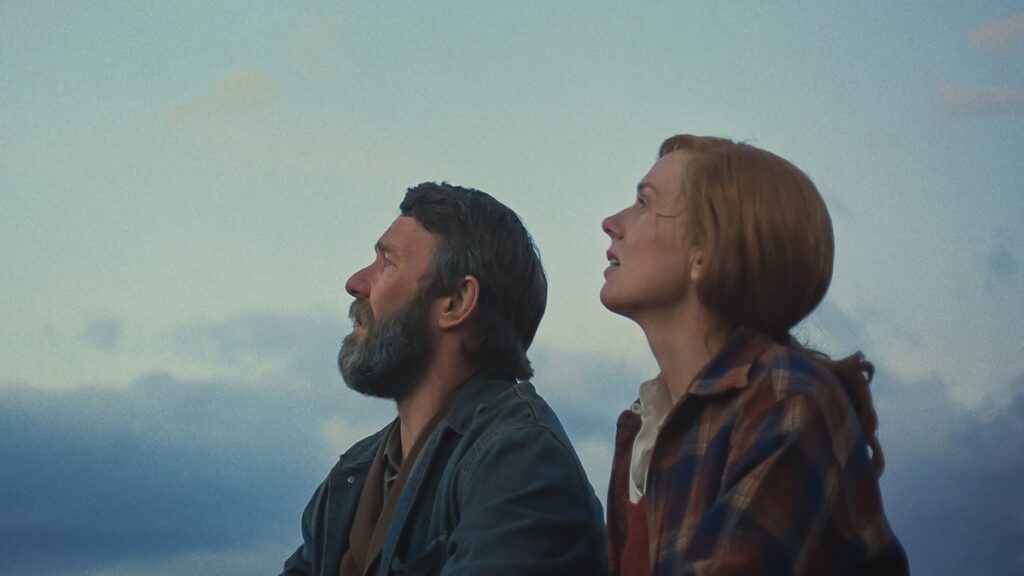 Joel Edgerton e Kerry Condon in Train Dreams