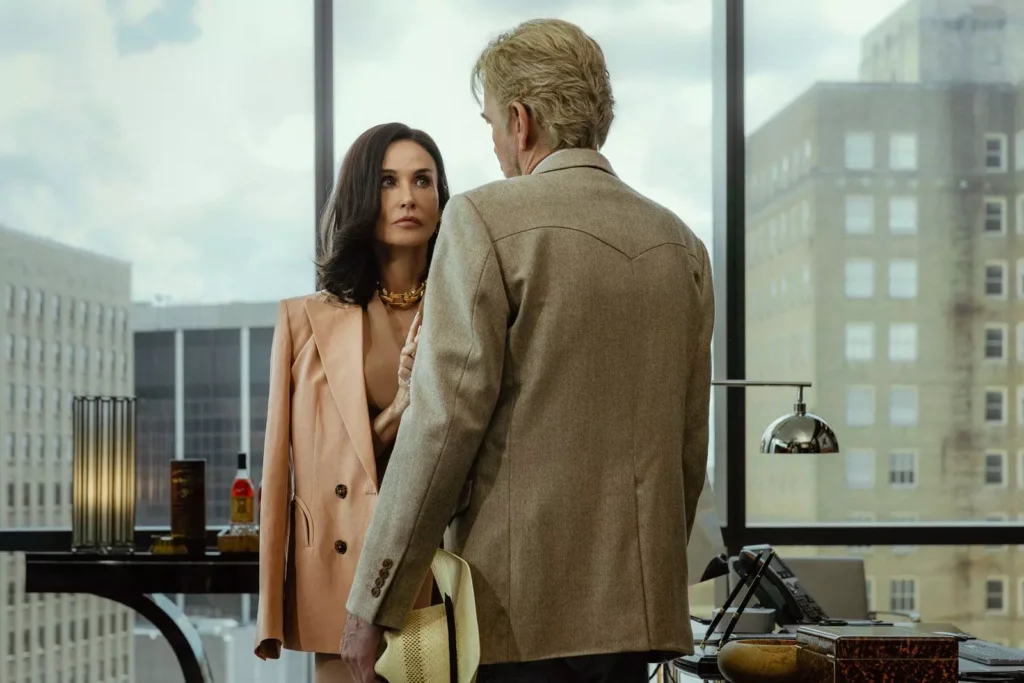 Tommy e Cami Miller a colloquio in una scena di Landman 2x08