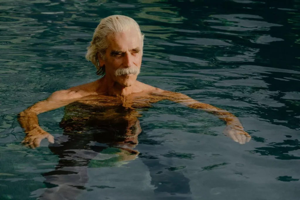 TL inizia la fisioterapia prescritta da Tommy in Landman 2x08