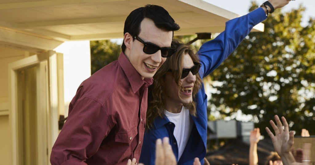 Max Pezzali e Mauro Repetto in una scena di Nord, Sud, Ovest, Est - La Leggendaria storia degli 883