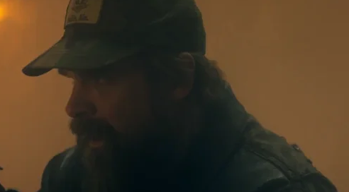 Hopper in una scena di Stranger Things 