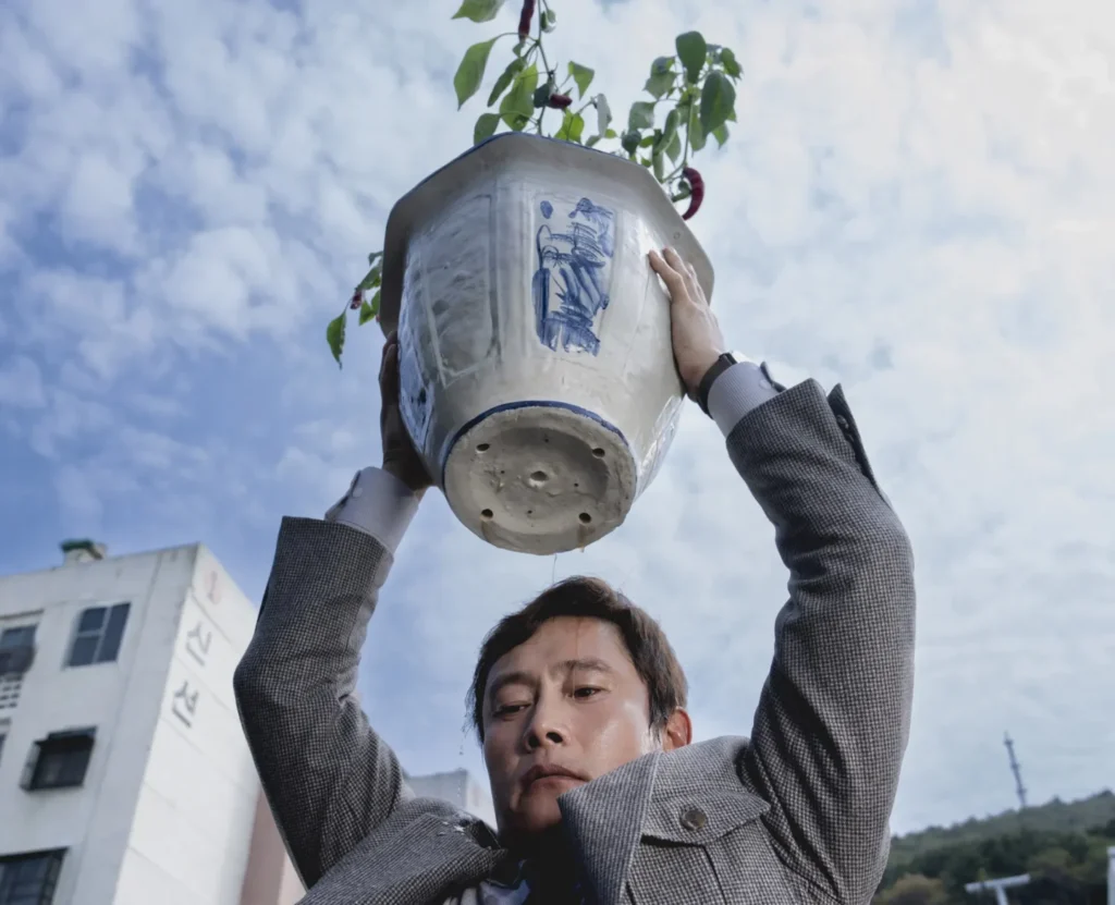 Alcune scene del film coreano No Other Choice