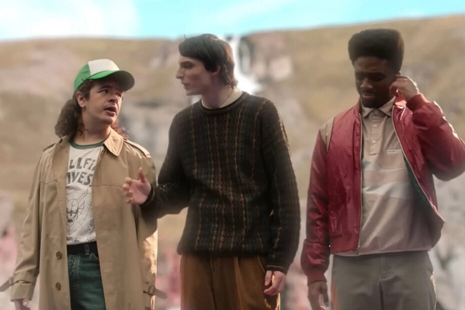 Finn Wolfhard, Gaten Matarazzo e Caleb McLaughlin nel video parodia di stranger things