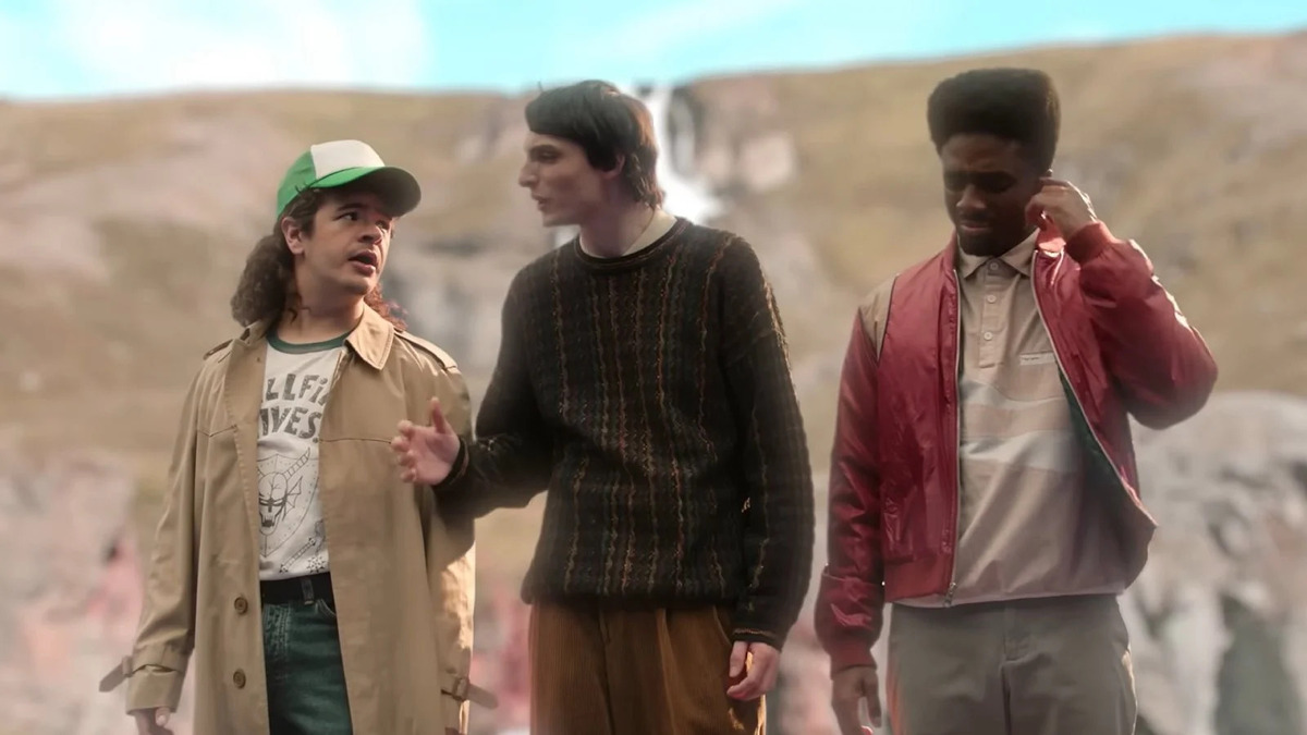 Finn Wolfhard, Gaten Matarazzo e Caleb McLaughlin nel video parodia di stranger things