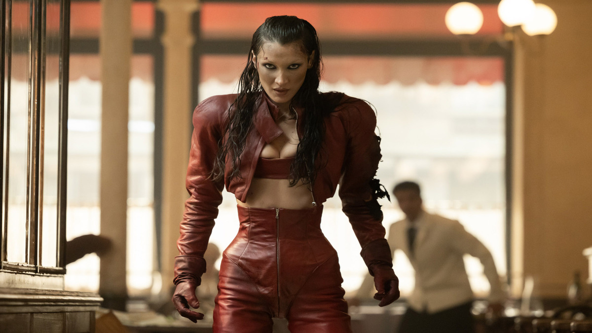 Bella Hadid in una scena di The Beauty