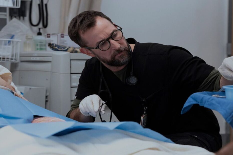 Robby e il personale in una scena di The Pitt 2