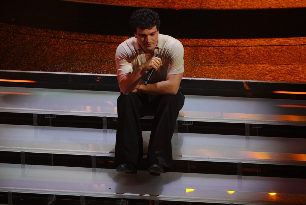 Leo Gassman alla terza serata di Sanremo 2026 - Credits: Rai Uno