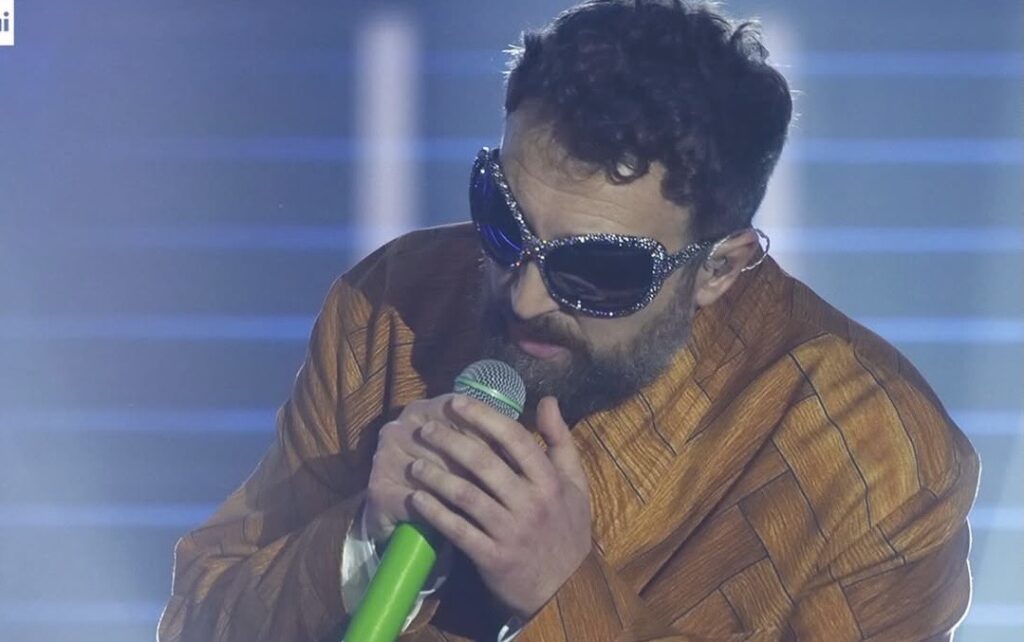 Dargen D'Amico nella prima puntata di Sanremo 2026