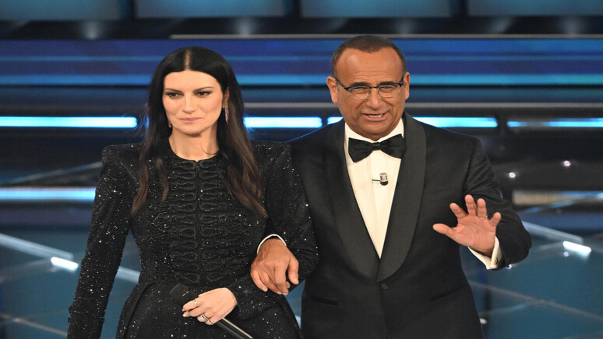 Laura Pausini e Carlo Conti nella seconda serata di Sanremo 2026