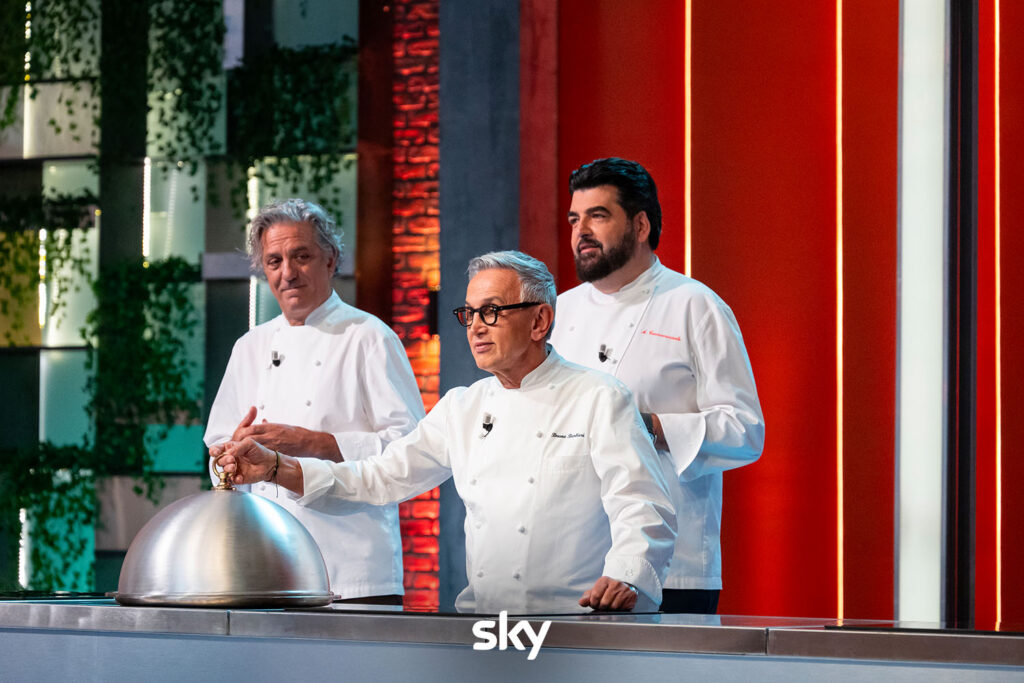 I tre giudici cucinano a sei mani a MasterChef 15, uno dei migliori programmi televisivi 