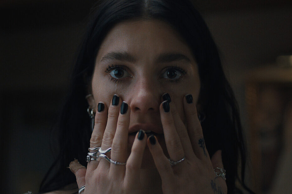 Camilla Morrone in una scena di Something Very Bad Is Going to Happen