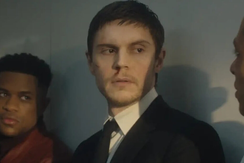 Evan Peters in una scena di The Beauty