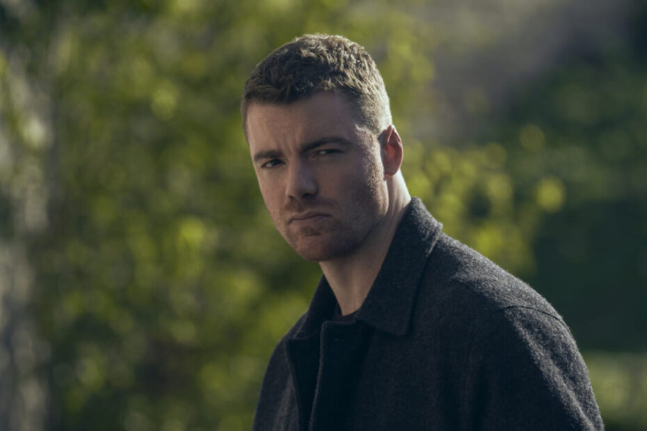 Peter osserva di fronte a sé riflettendo sulle implicazioni di essere un Night Agent, in The Night Agent 3