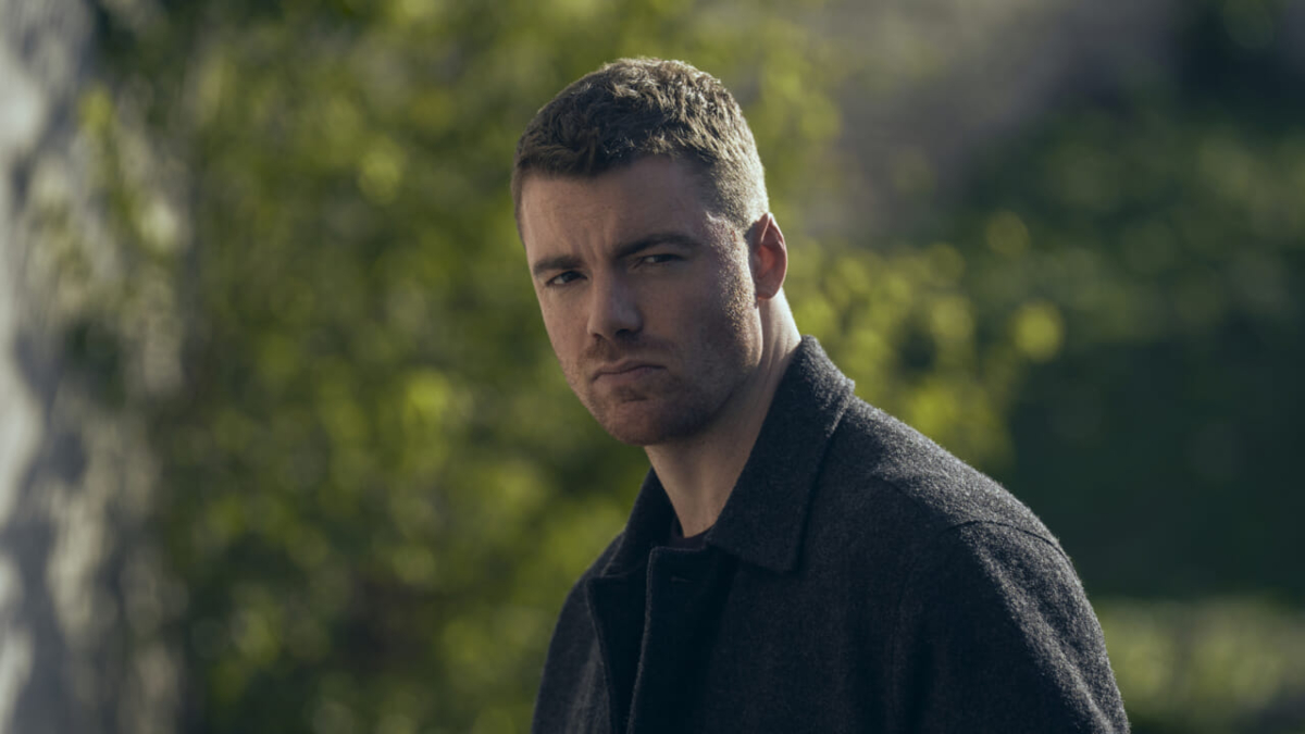 Peter osserva di fronte a sé riflettendo sulle implicazioni di essere un Night Agent, in The Night Agent 3