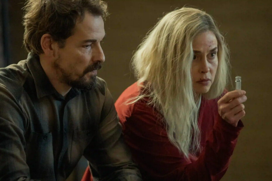 Simon e Meret sono vittime del loro passato, tornato a bussare alla porta, in Unfamiliar