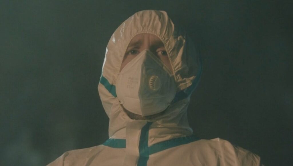 La tuta hazmat che appare nei disegni di Nessa e Cefin