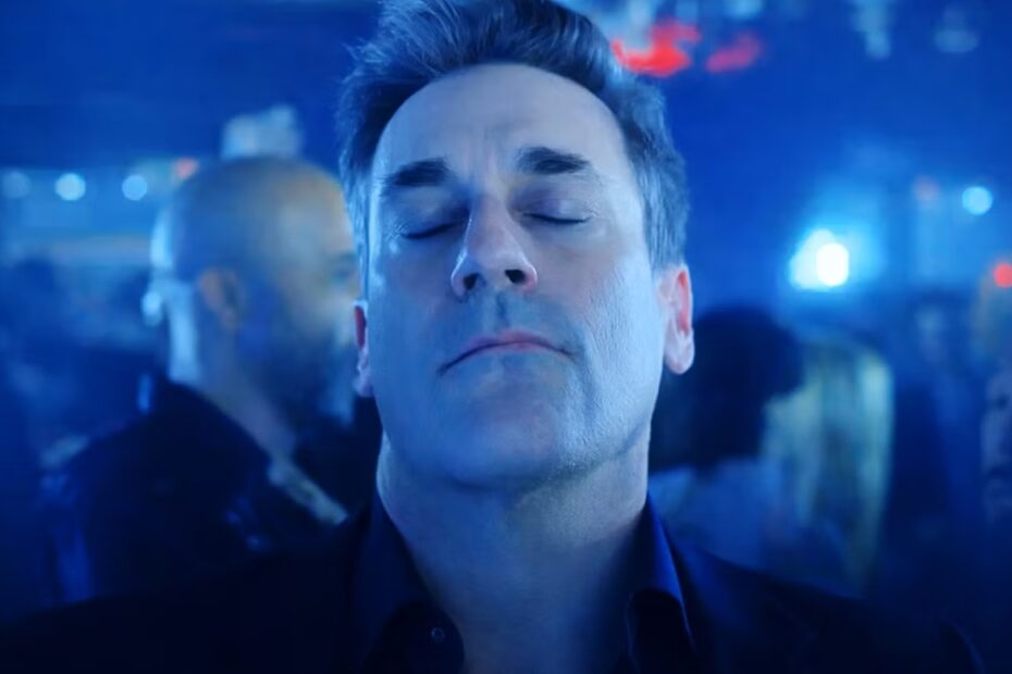 Jon Hamm in una scena di Your Friends & Neighbors