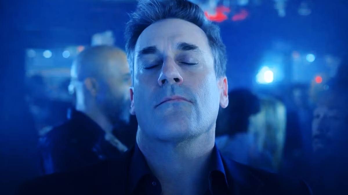 Jon Hamm in una scena di Your Friends & Neighbors