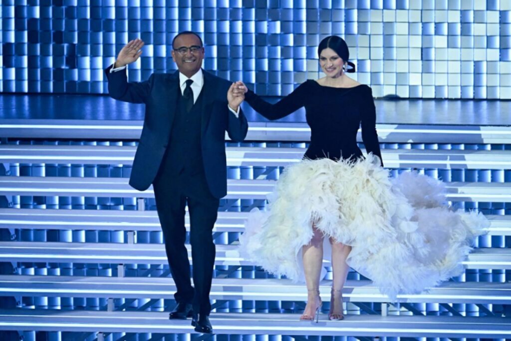 Carlo Conti e Laura Pausini alla terza serata di Sanremo 2026 - Credits: Rai Uno